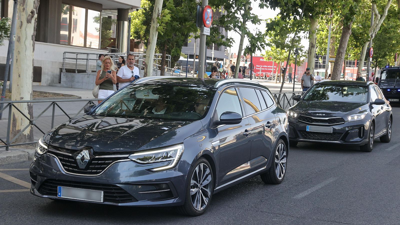 La escolta de Begoña Gómez yu su coche a la entrada a los juzgados de Plaza de Castilla