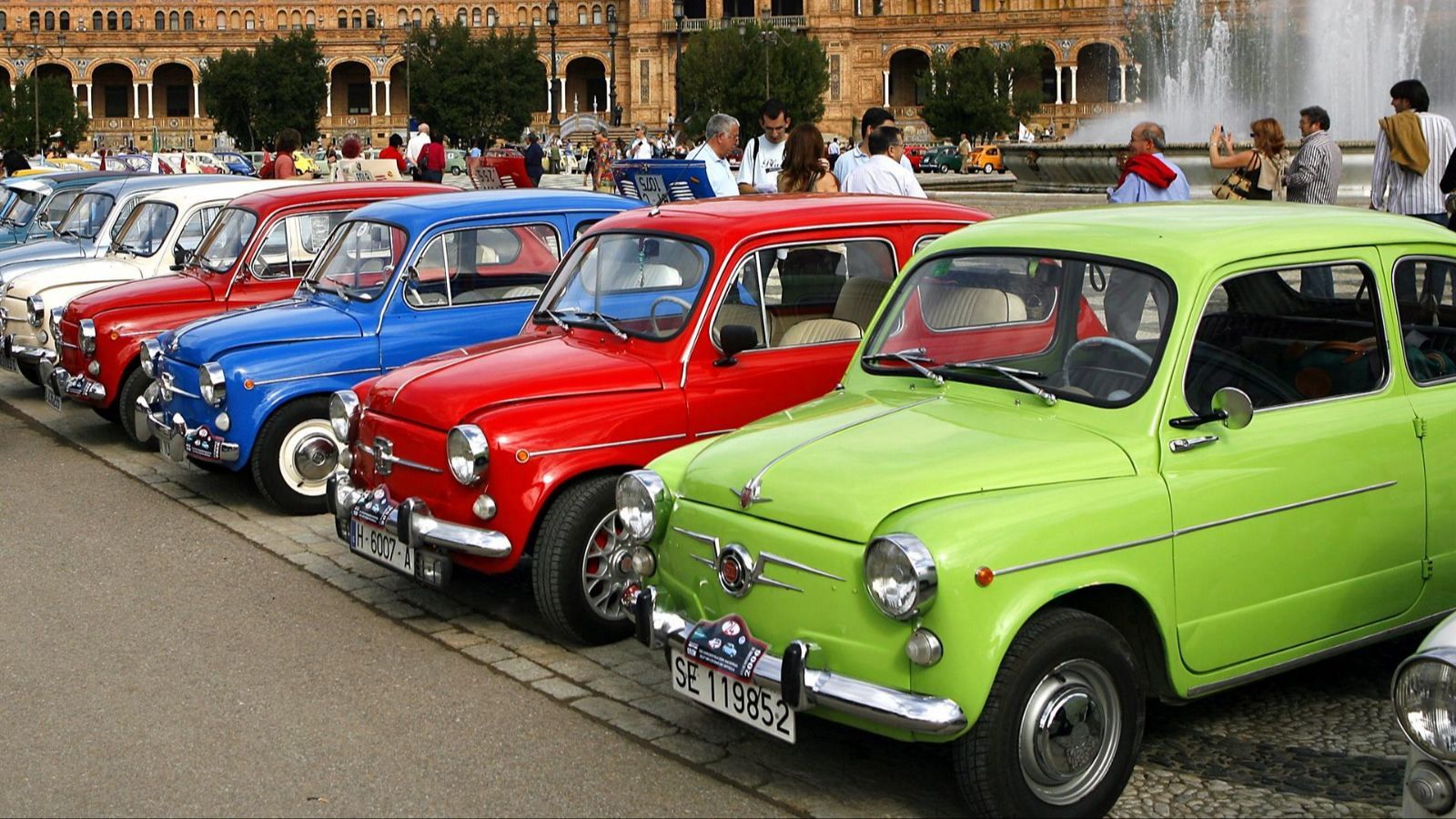 Exposición de Seat 600 en la Plaza de España de Sevilla.