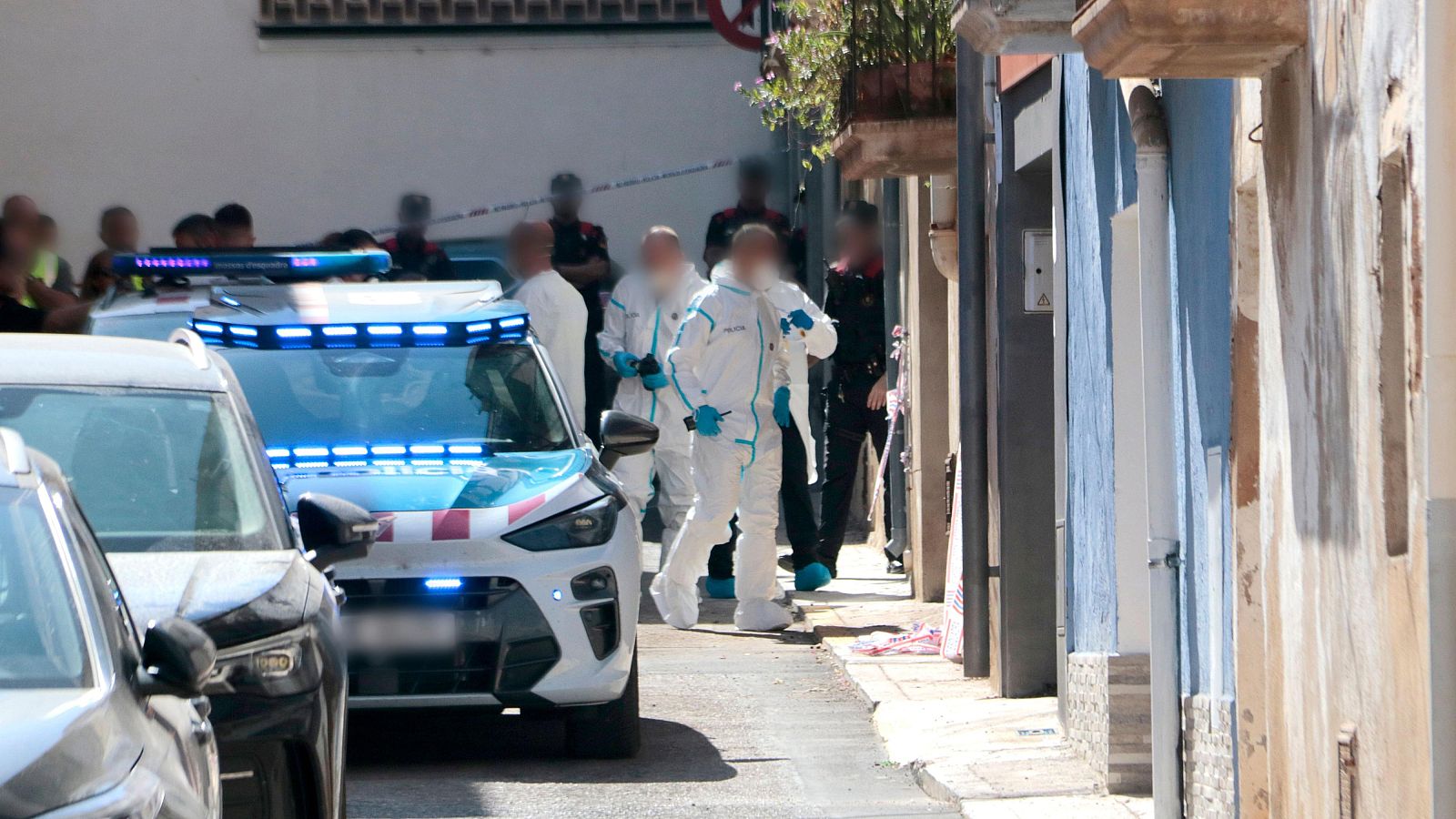 Els Mossos porten els pares del nadó desaparegut a Santa Bàrbara a l'habitatge on el buscaven