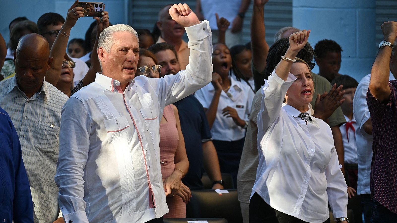 Cuba autoriza contratación directa, cuentas bancarias en el exterior y apertura turística