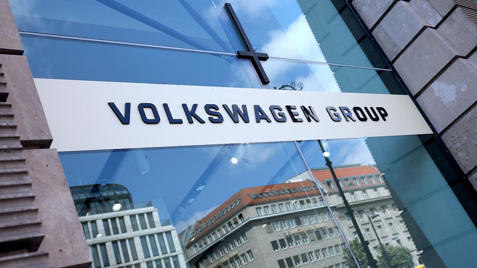 Fachada de edificio moderno con cartel "VOLKSWAGEN GROUP" y reflejos urbanos. Berlín, Alemania, 9 de julio de 2026.