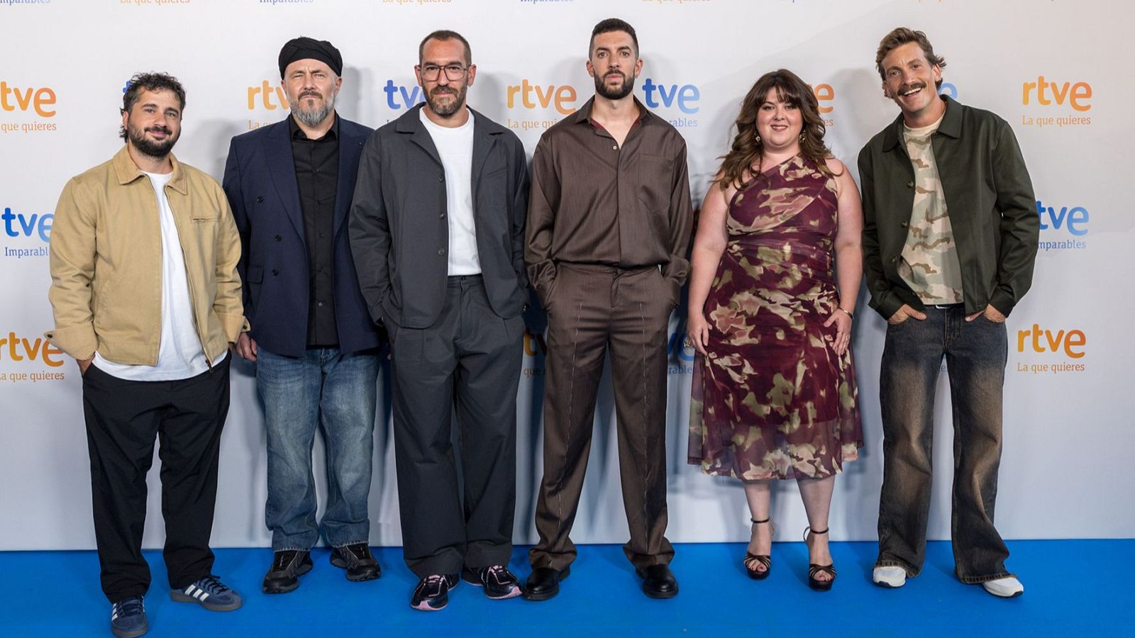 Seis personas posan en fila frente a un fondo con el logo de "rtve". De izquierda a derecha: Sergio Bezos, Ricardo Castella, Jorge Ponce, David Broncano, Lalachus y Grison.