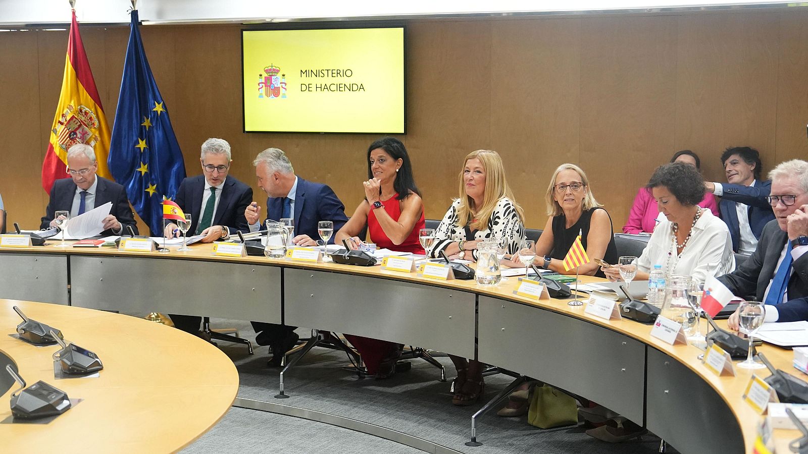 Reunión oficial con ministros y consejeros. Se aprecian banderas de España, UE y autonómicas. Arcadi España, Ángel Víctor Torres Pérez y Alícia Romero presentes.