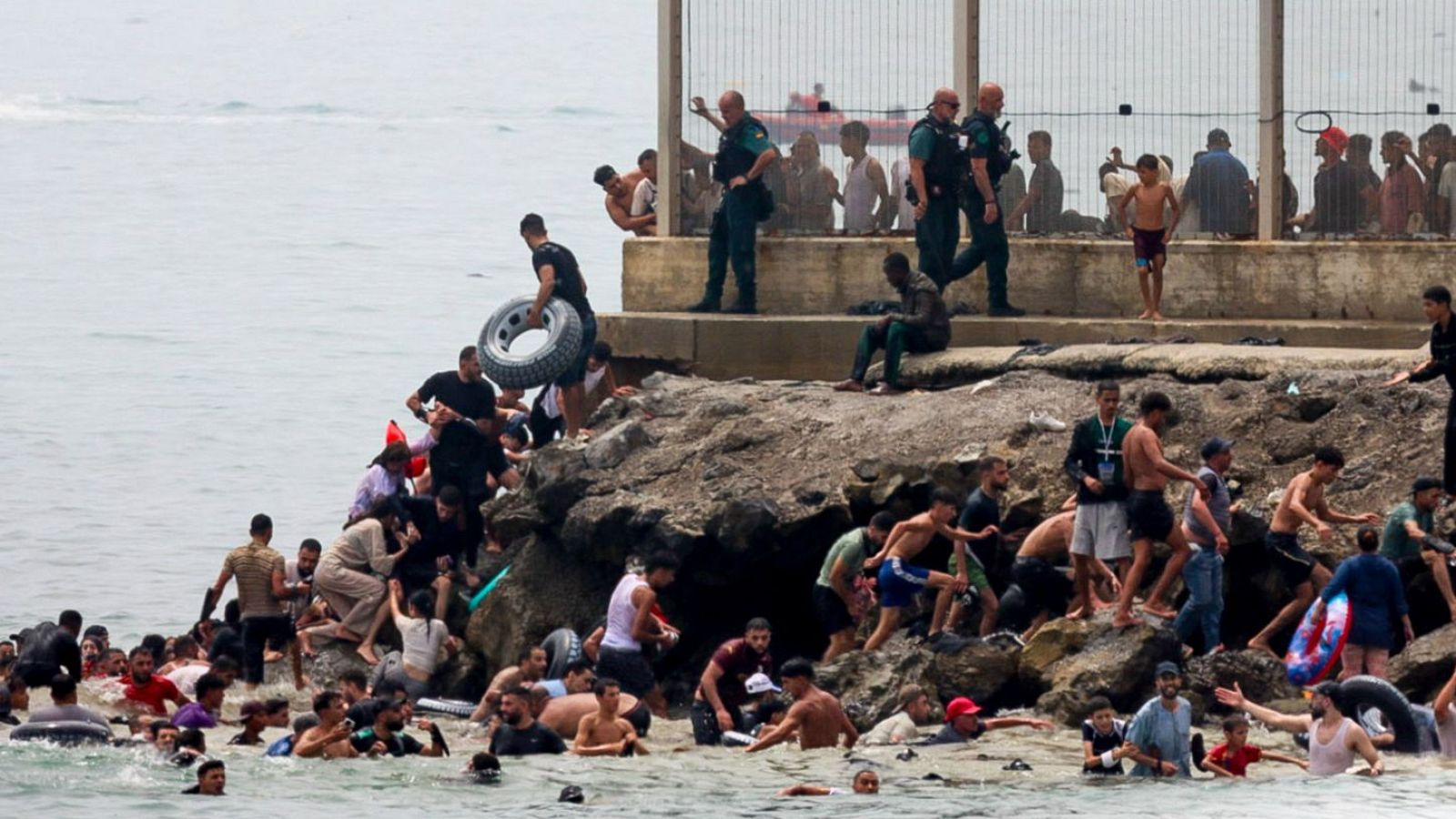 Jóvenes marroquíes tratan de cruzar la frontera de Ceuta