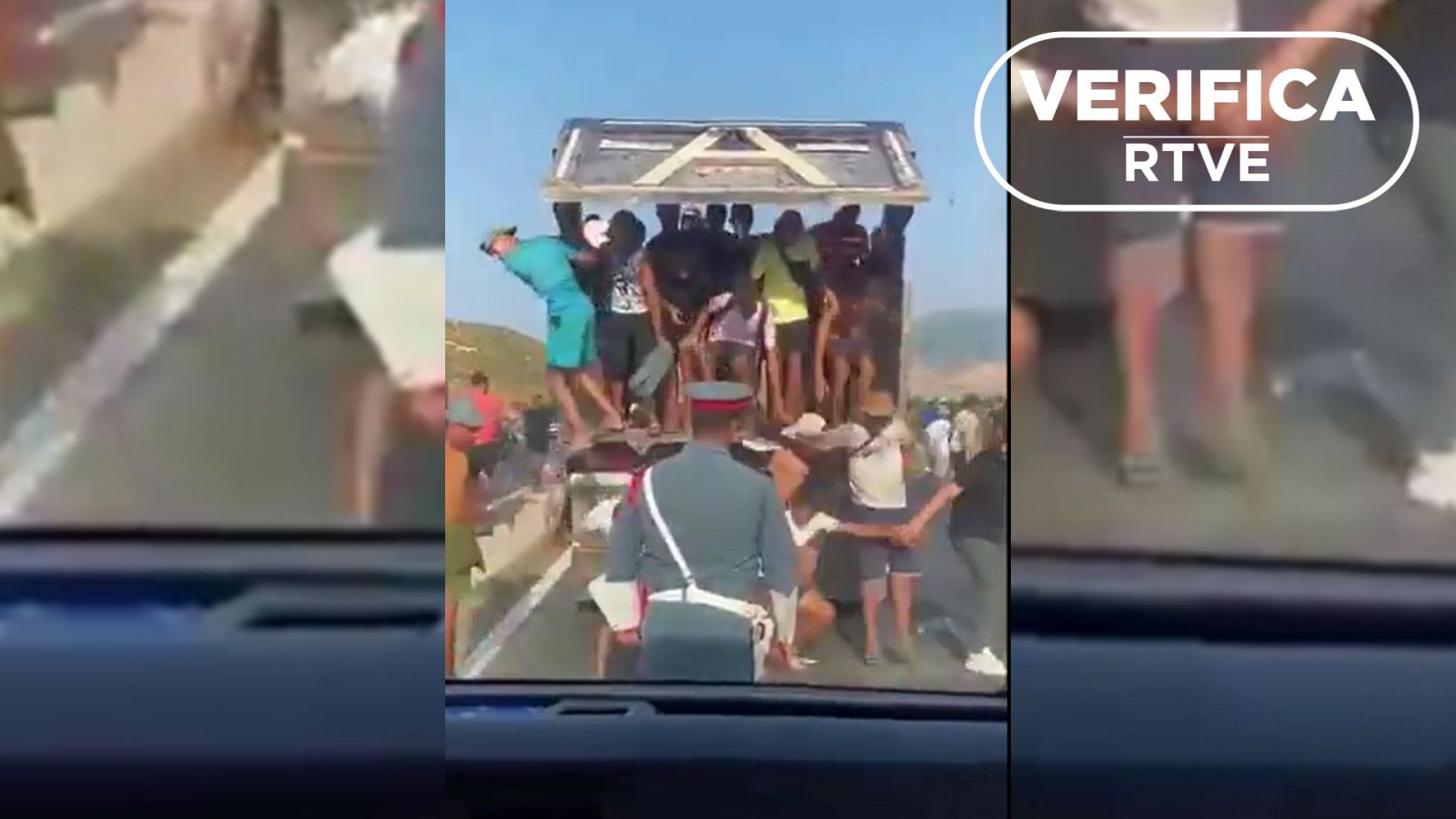 El video del camión cargado de jóvenes ante un gendarme marroquí se grabó a 48 kilómetros de Ceuta