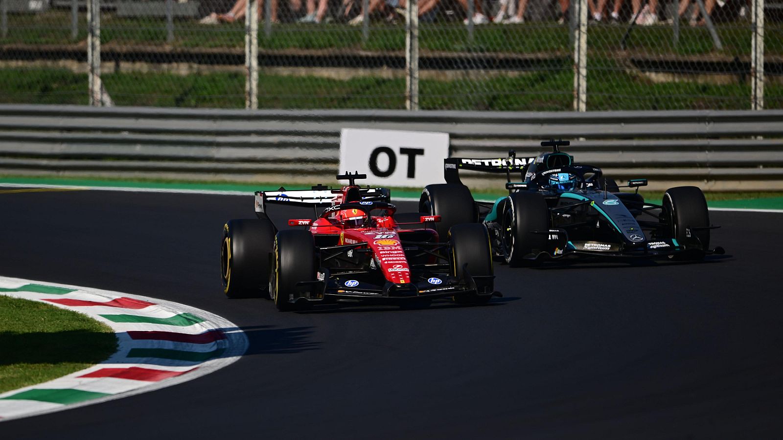 Dos monoplazas, uno de Ferrari y otro de Mercedes, en los entrenamientos del GP de Italia de Formula 1 en el circuito de Monza
