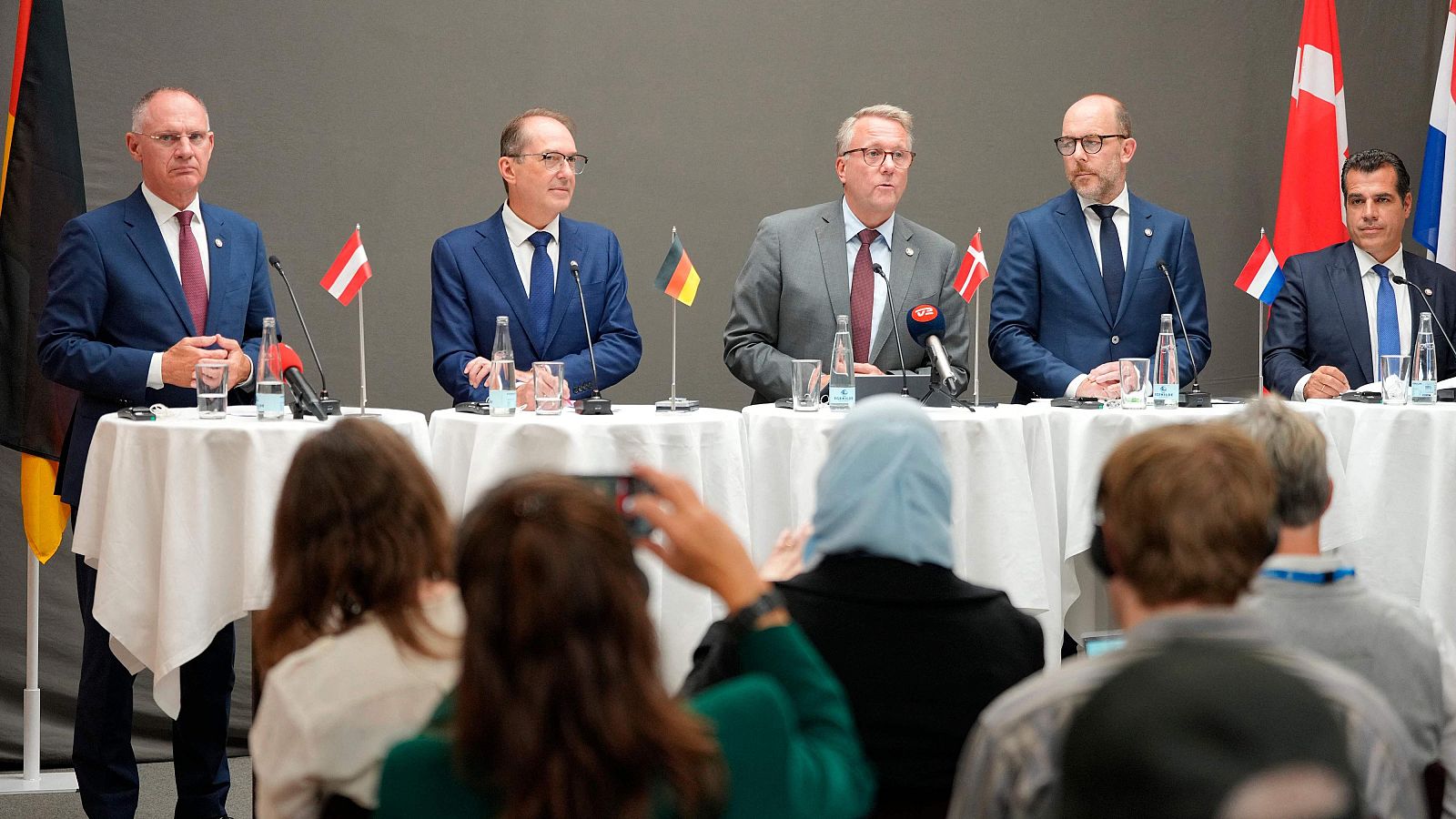 Dinamarca, Alemania, Países Bajos, Austria y Grecia confían en alcanzar un acuerdo para crear un centro de devolución de inmigrantes en enero