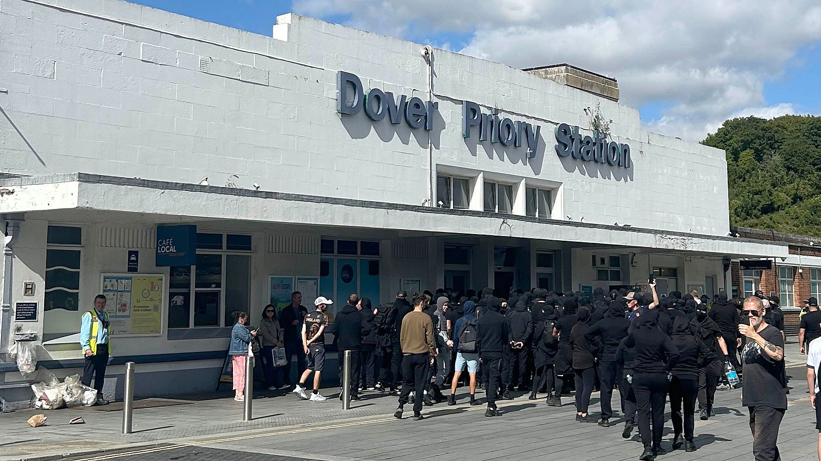 Un grupo de manifestantes encapuchados bloquea el acceso al puerto inglés de Dover
