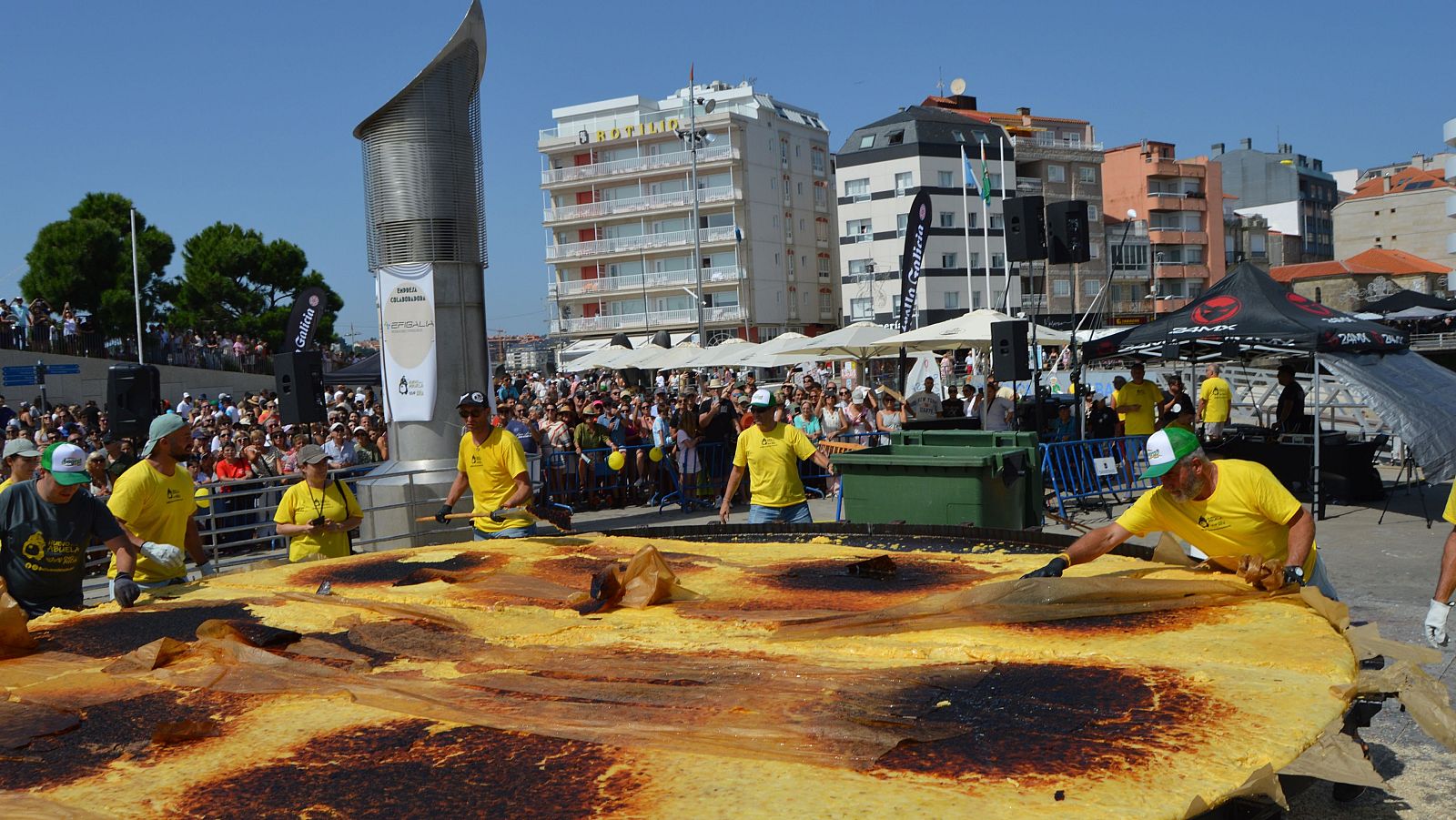 Sanxenxo elabora la tortilla de patata más grande del mundo