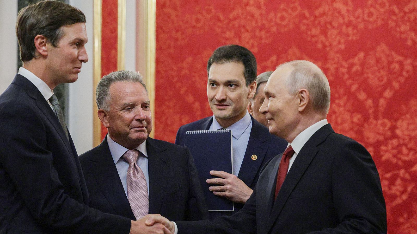 Putin califica de "beneficiosos" los contactos entre Rusia y EE.UU. en su encuentro con los emisarios de Trump a Moscú