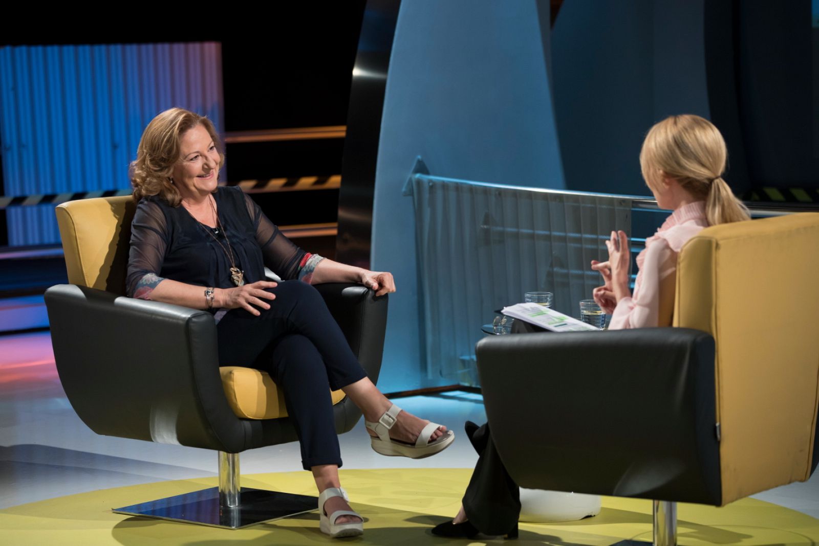 Rosario Pardo y Cayetana Guillén Cuervo en el plató de 'Atención Obras!