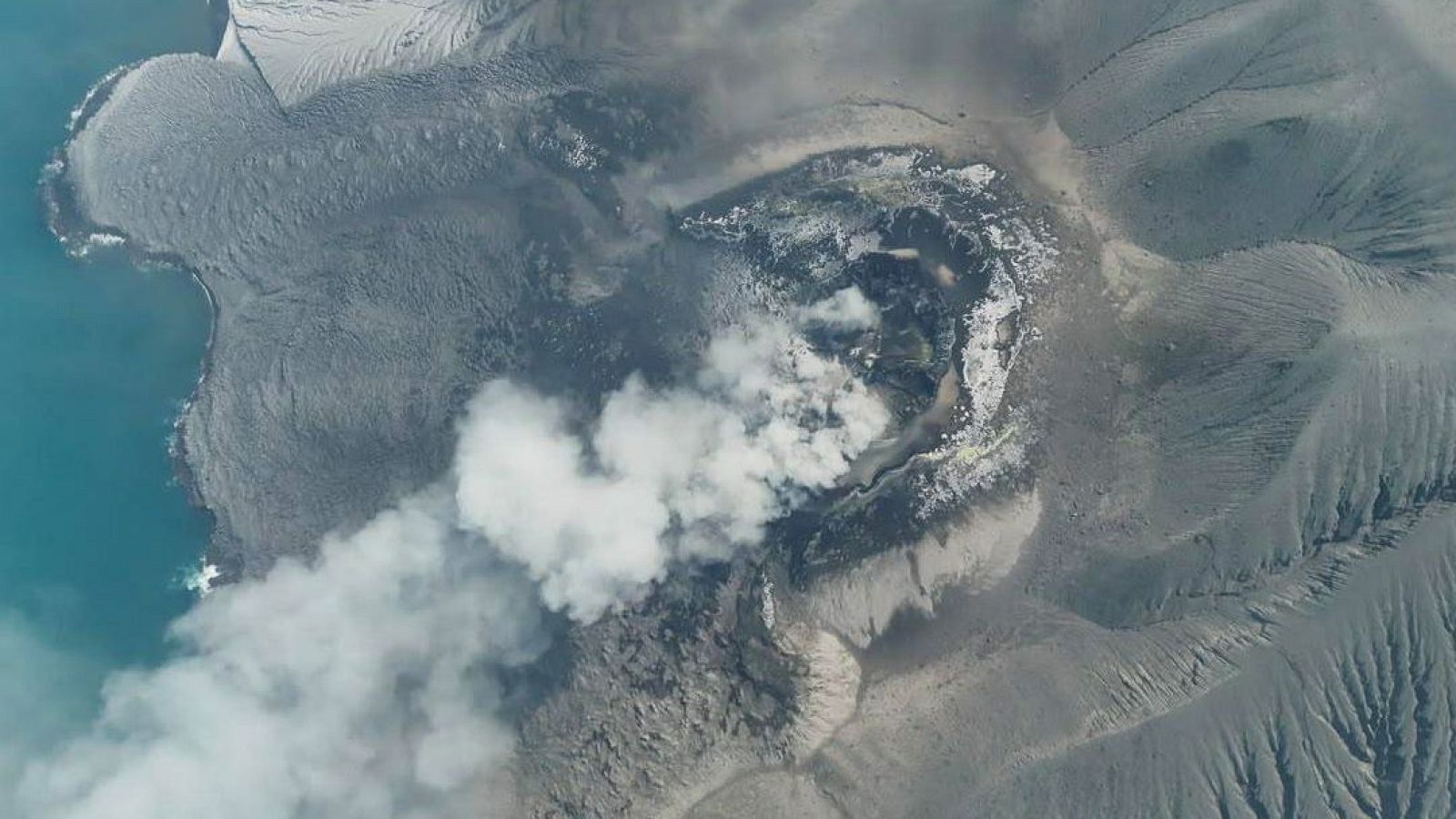 Cientos de vuelos cancelados por la ceniza del volcán Krakatoa de Indonesia