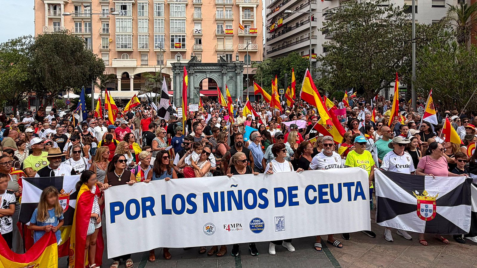 Cientos de ceutíes marchan contra el Gobierno en la ciudad autónoma por su gestión de la crisis migratoria
