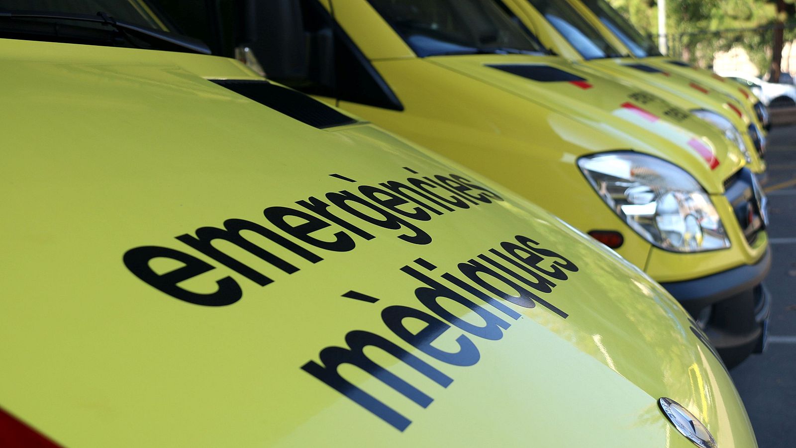 Ambulàncies del SEM aparcades en un pàrquing exterior