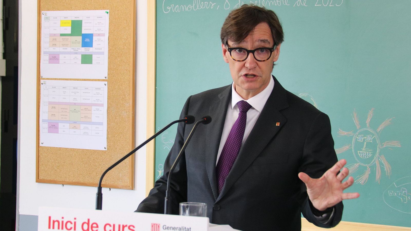 Salvador Illa parla darrere d'un podi amb el lema "Inici de curs" i l'escut de la Generalitat. Al fons, una pissarra indica "Granollers, 8 de setembre de 2023".