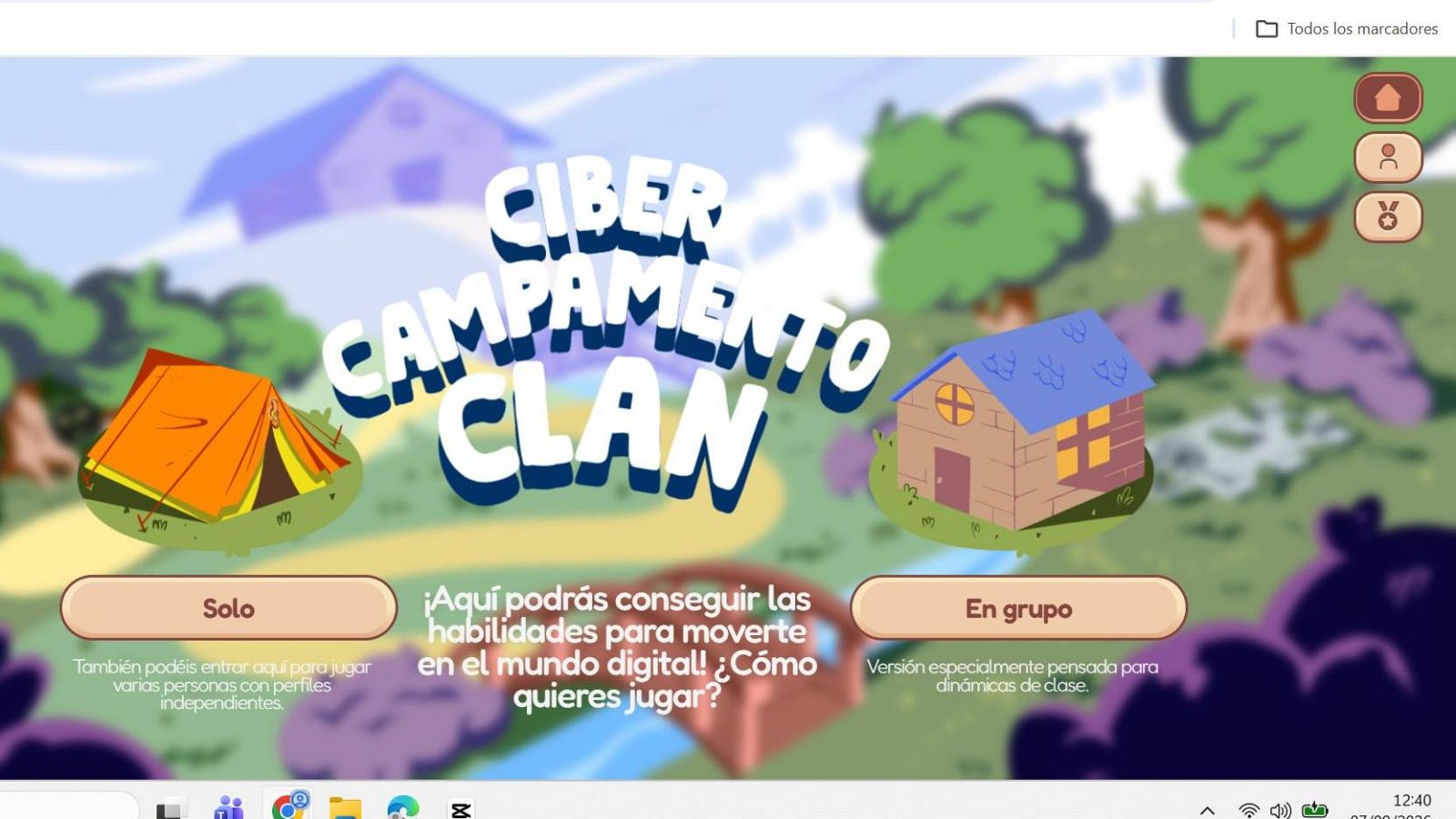 Interfaz de inicio de "CIBER CAMPAMENTO CLAN" con opciones "Solo" y "En grupo", ambientada en un paisaje de dibujos animados. Muestra la hora 12:40 y la fecha 07/02/2026.