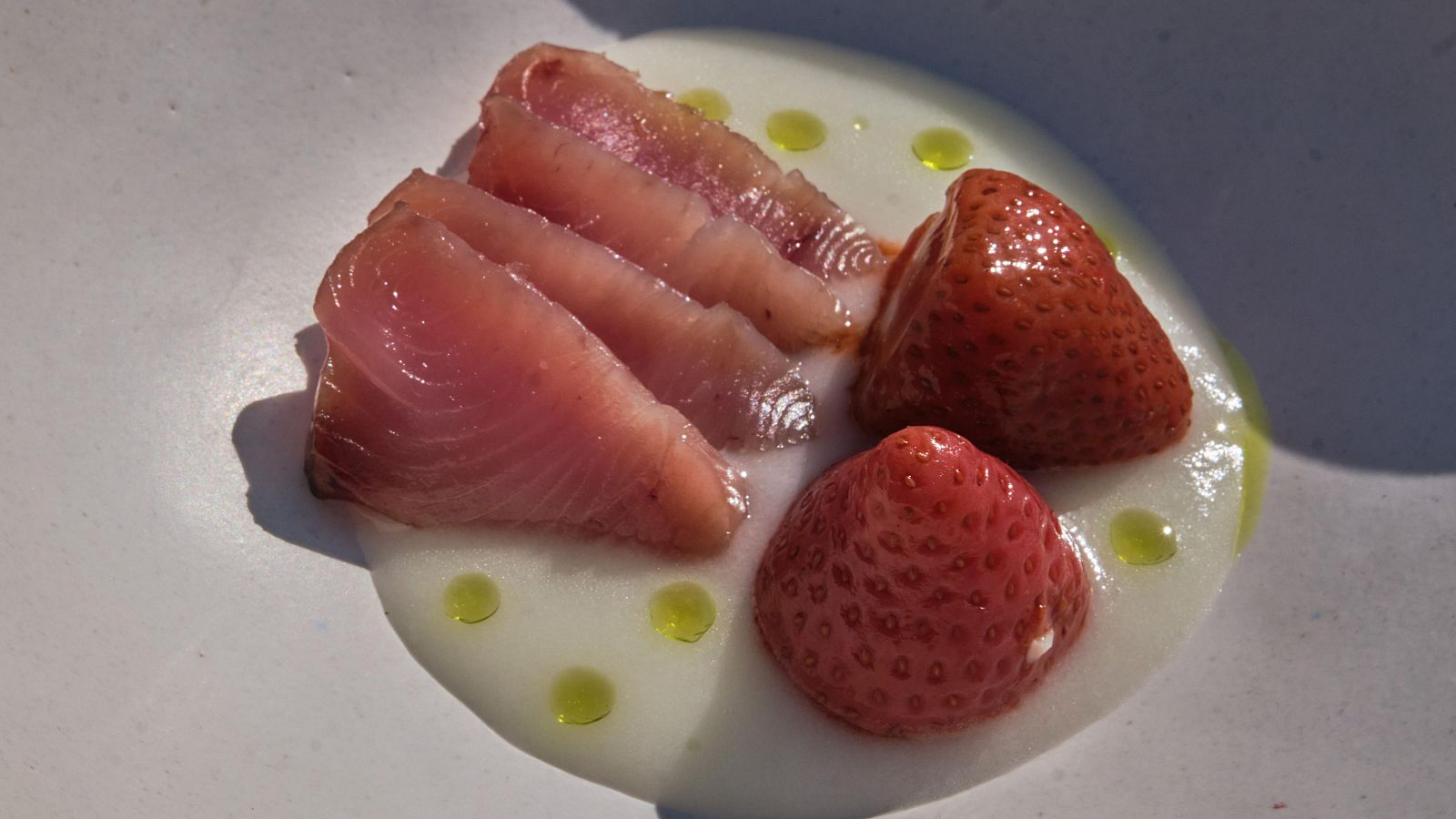 Receta de bonito curado con suero de cebolla y fresas de MasterChef Celebrity Legends