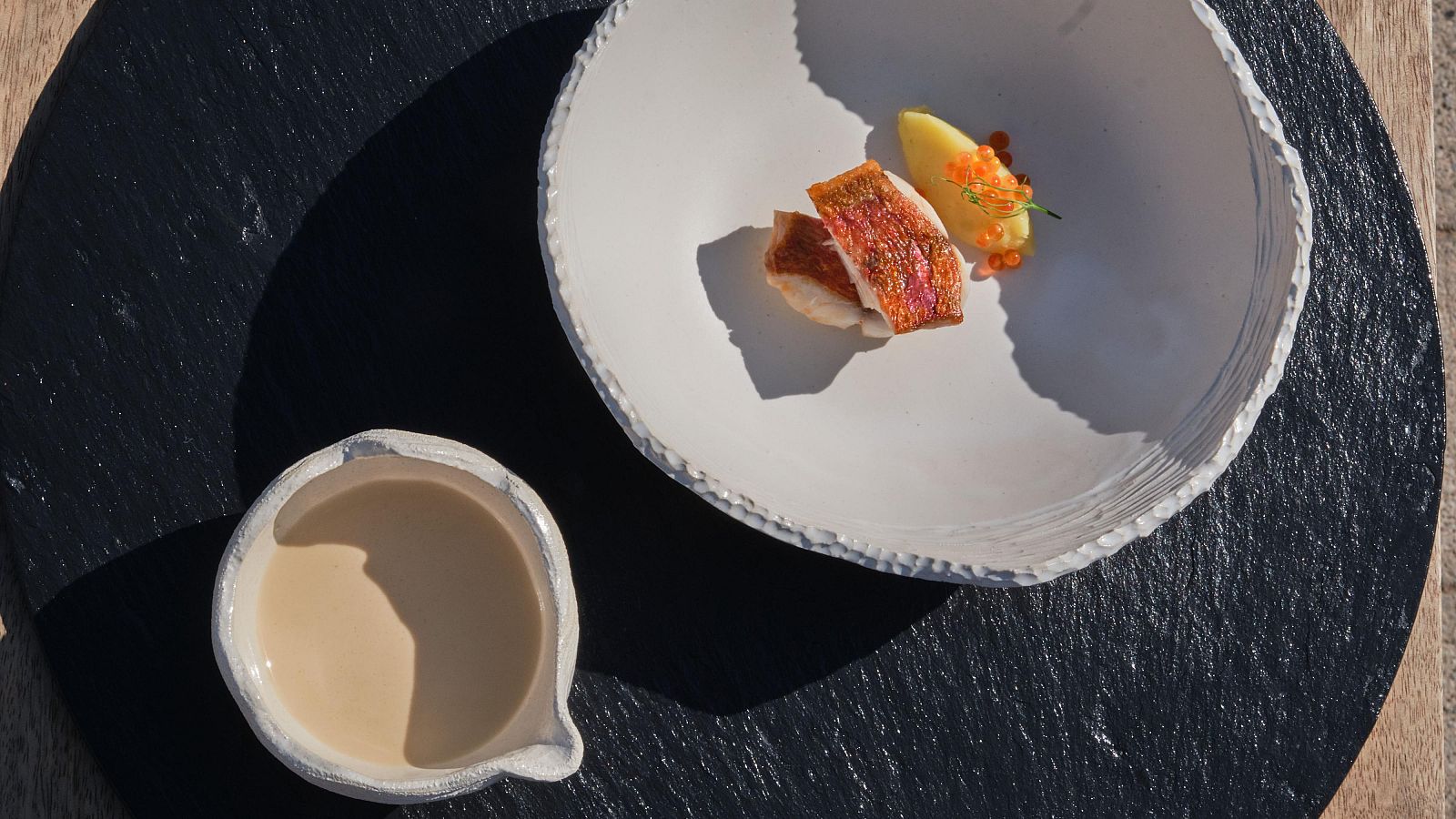 Receta de salmonete con gazpachuelo y patata de MasterChef Celebrity Legends