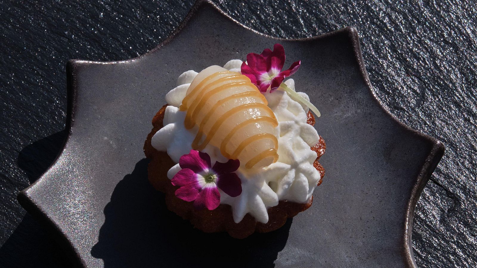 Receta de bizcocho de limón al vino con helado de palodú de MasterChef Celebrity Legends