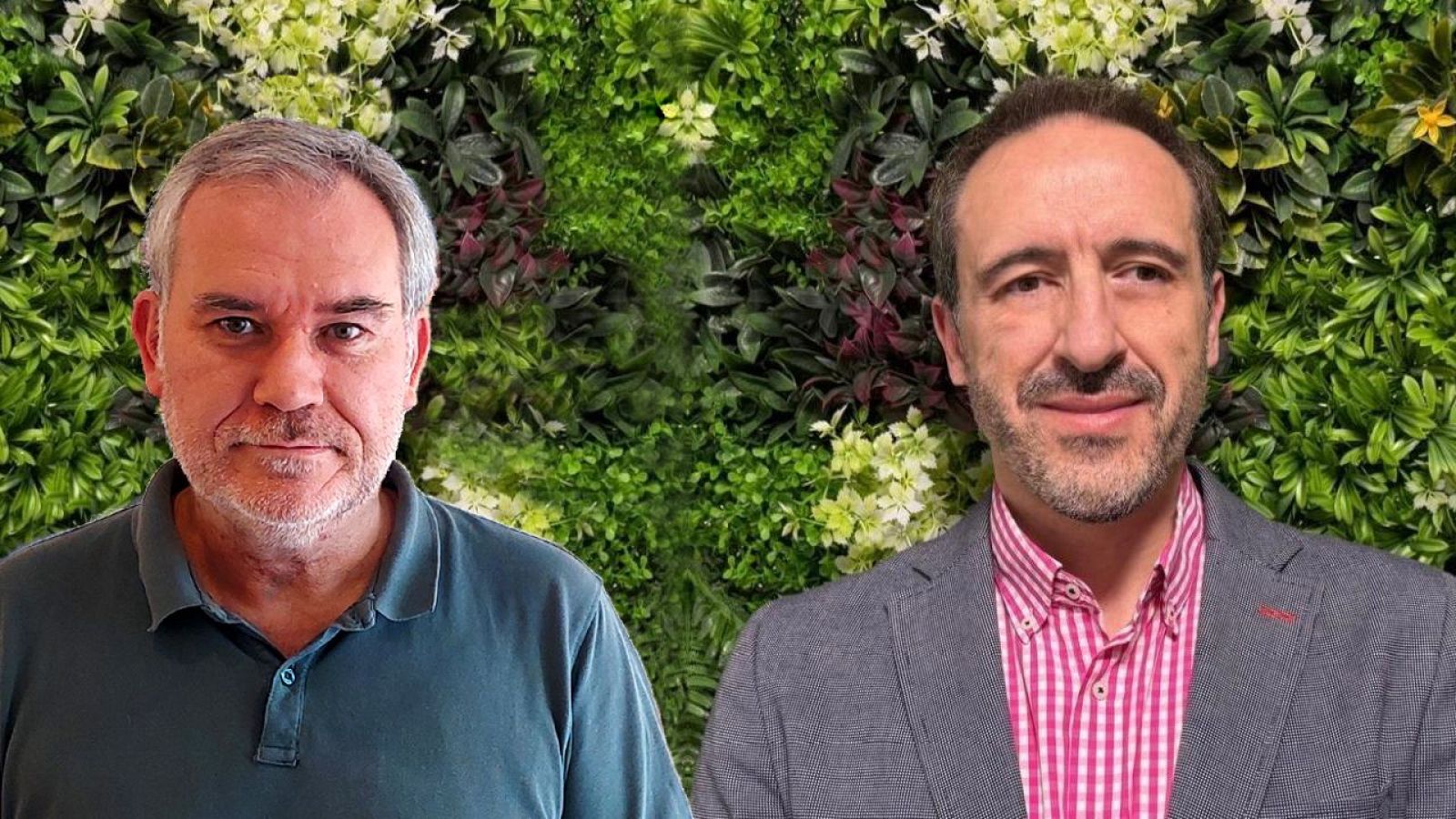 Manuel Zotano y Ricardo Asensi, dos hombres de mediana edad, posan sonrientes frente a un fondo de jardín vertical exuberante.