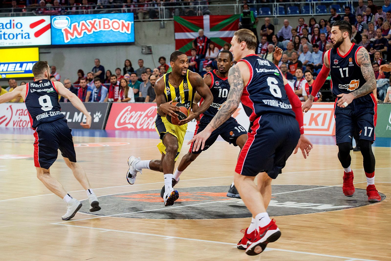 Wanamaker avanza entre los jugadores del Baskonia Beaubois y Huertas.