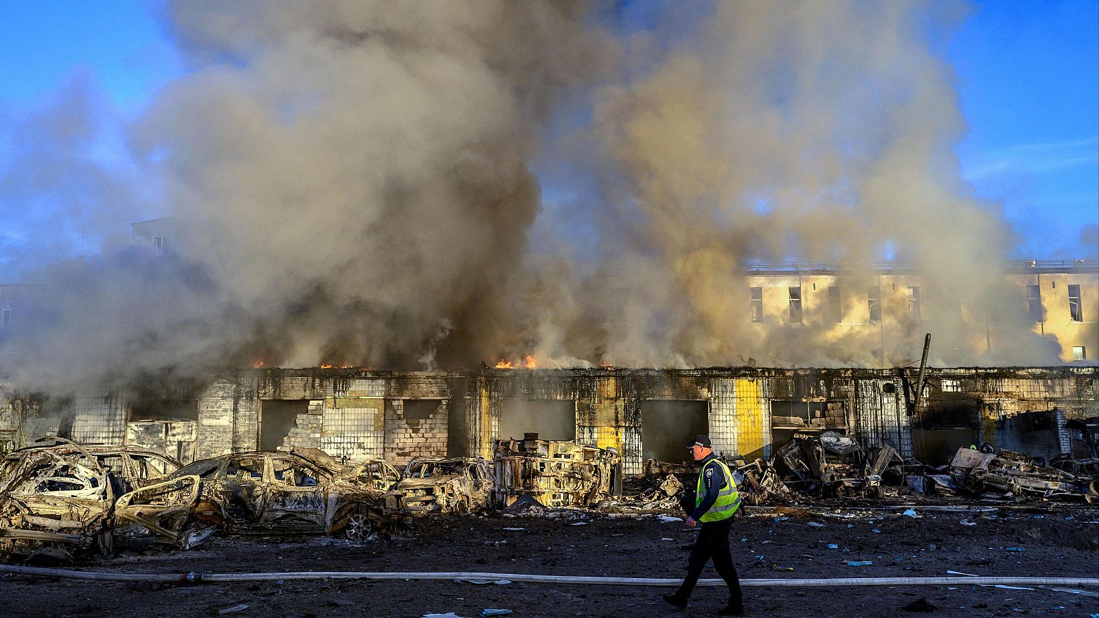 Bomberos trabajan en una zona industrial tras un ataque masivo con misiles rusos contra Kiev.