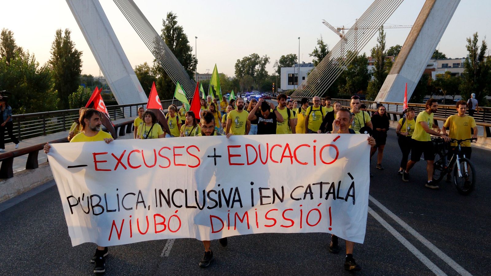 Docents manifestant-se a Lleida amb pancarta "- EXCUSES + EDUCACIÓ PÚBLICA, INCLUSIVA I EN CATALÀ NIUBÓ DIMISSIÓ!".