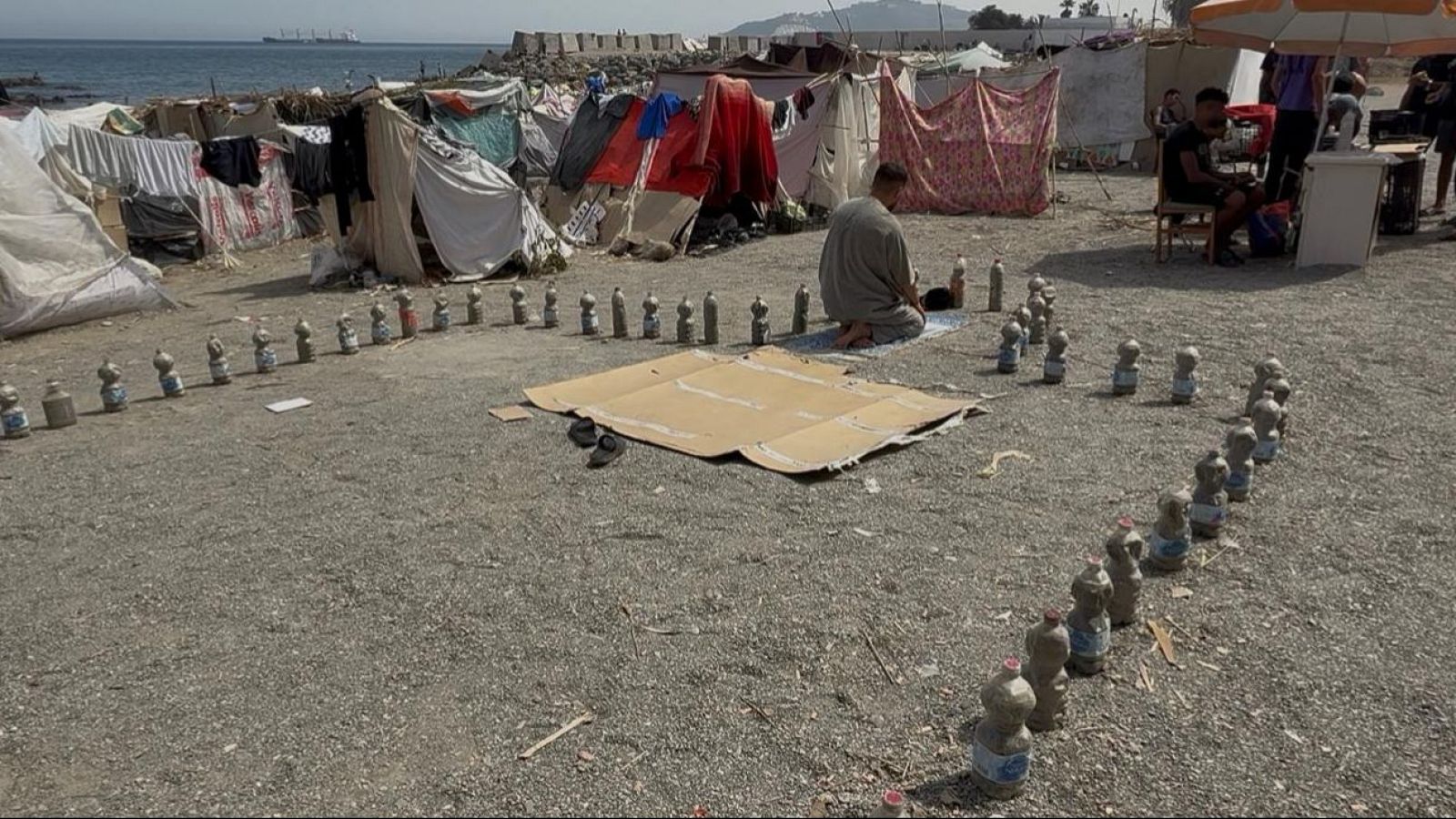 Un hombre reza en una mezquita improvisada en la playa del Trampolín de Ceuta