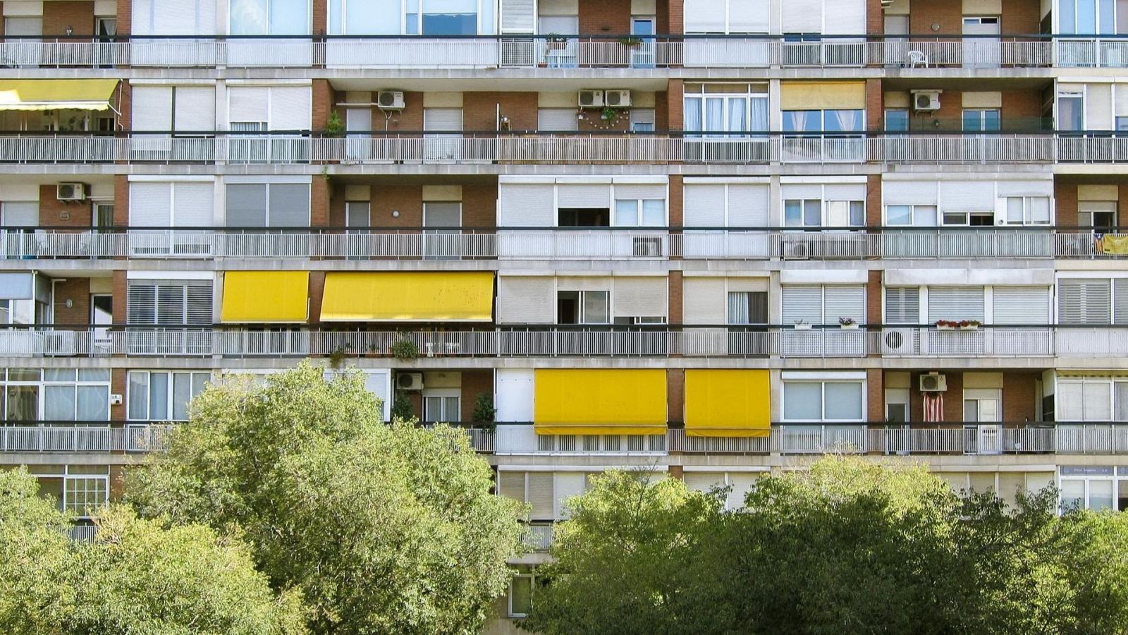 Edificio de viviendas con balcones y terrazas