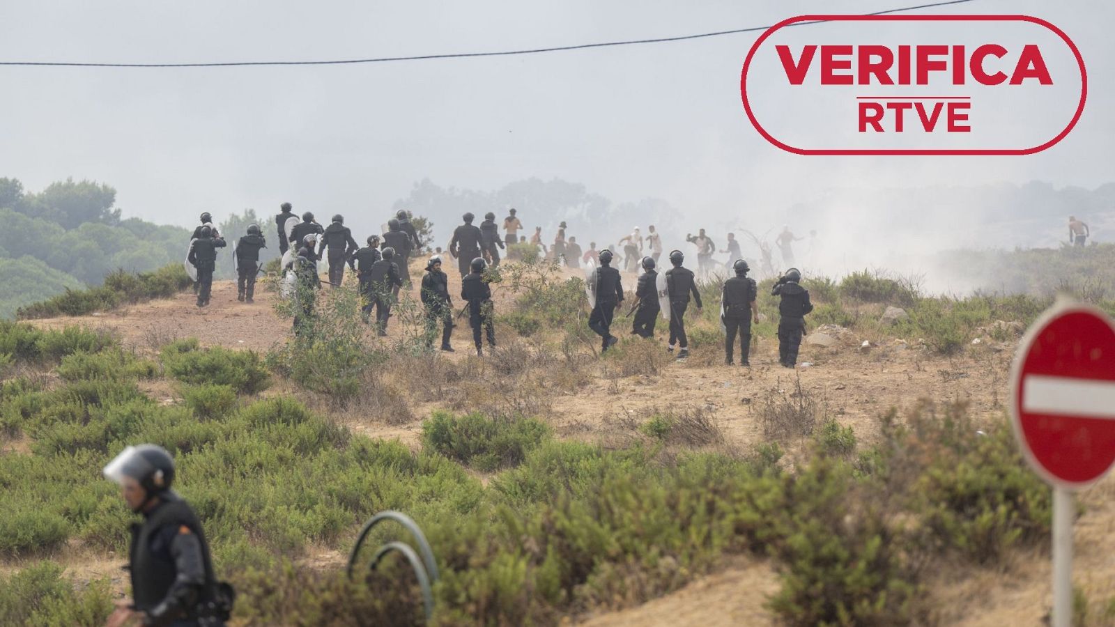 La intervención policial de Marruecos durante la entrada masiva en Ceuta: imágenes verificadas de la respuesta en Castillejos