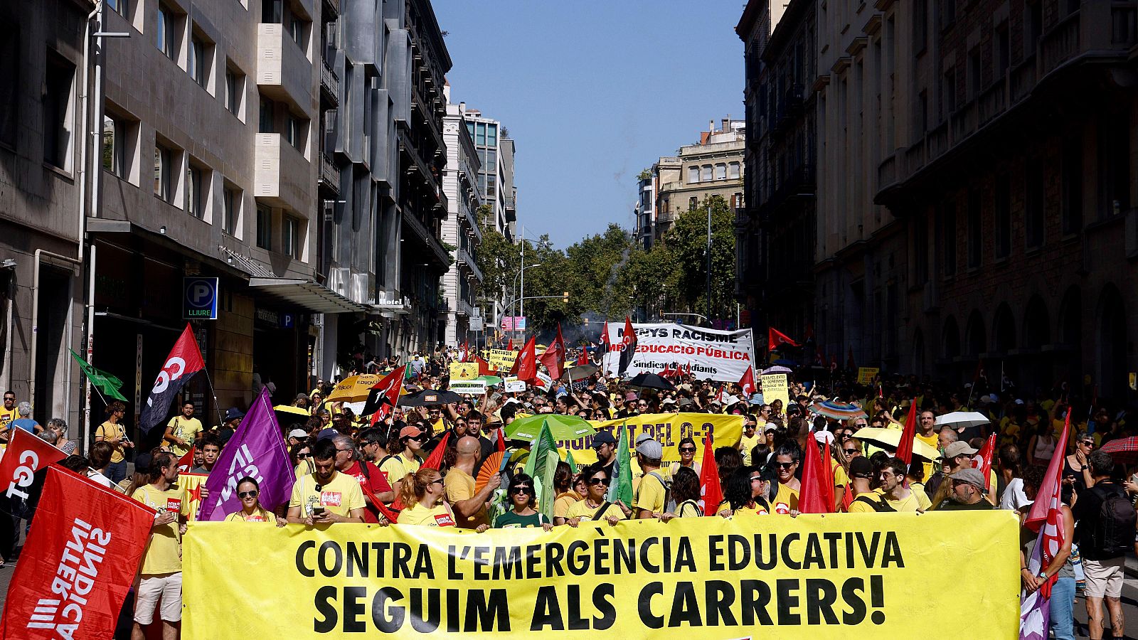 Miles de profesores se manifiestan en Barcelona en el marco de la huelga del primer día del curso escolar en Cataluña