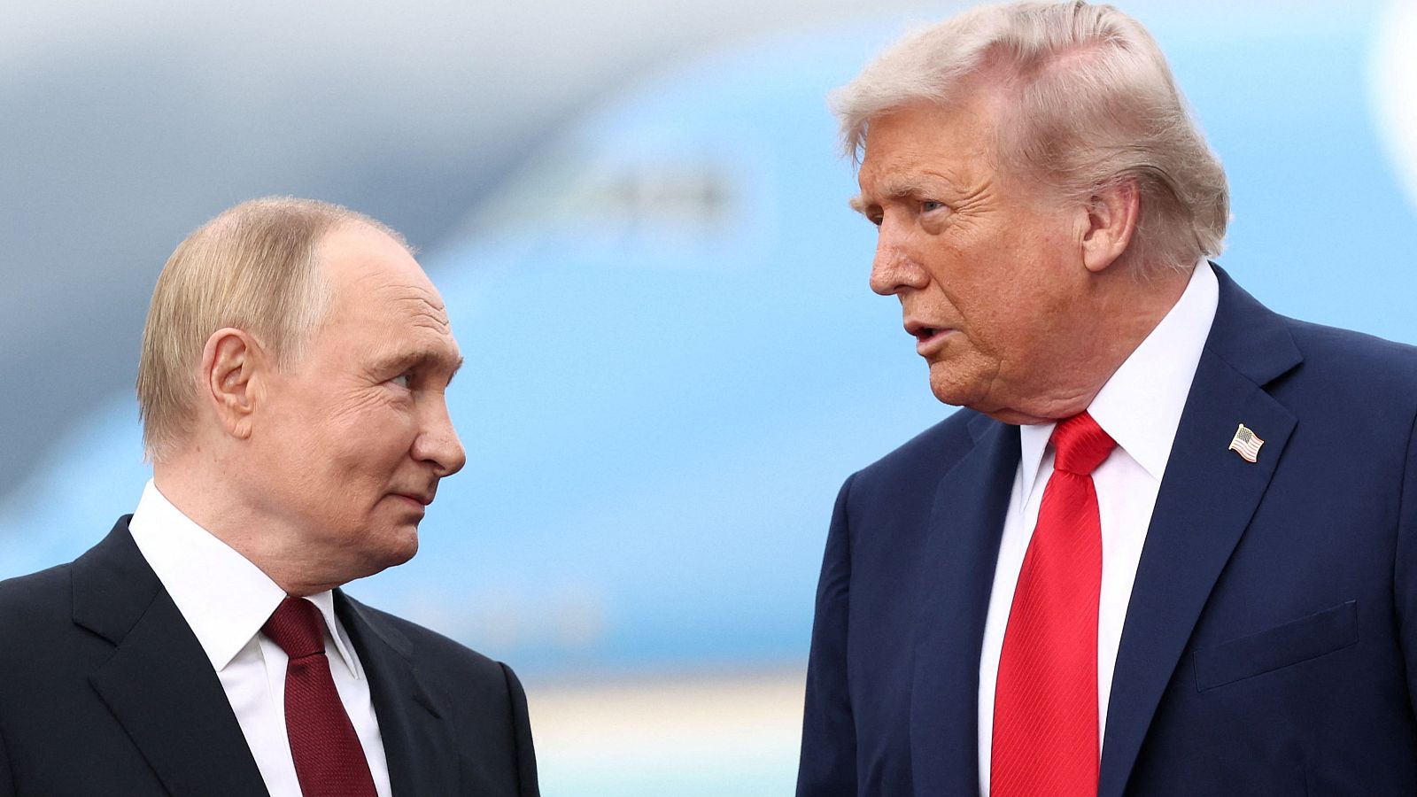 El presidente de Estados Unidos, Donald Trump, habla con el presidente ruso, Vladimir Putin,