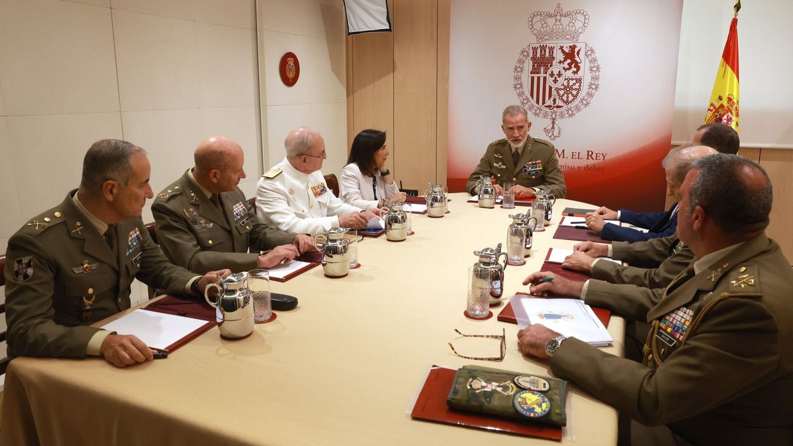 Felipe VI se reúne con la ministra de Defensa, Margarita Robles, para examinar la situación de Ceuta