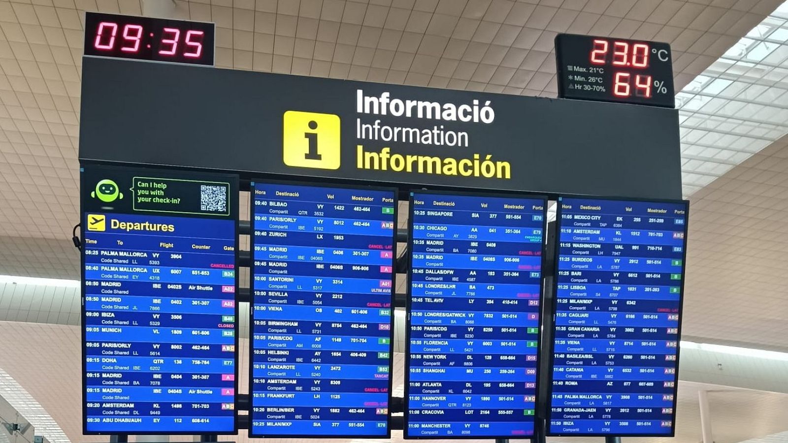 Panel de información de salidas de aeropuerto con hora 09:35, temperatura 23.0 °C y detalles de vuelos.