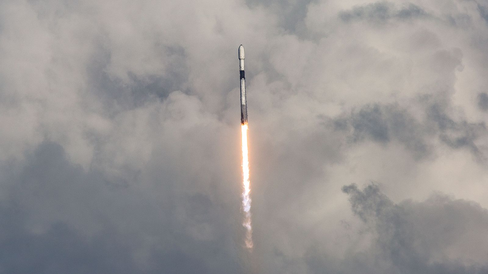 Los satélites se concentran en unas pocas manos privadas: un 'cohete' para la innovación, un riesgo para los Estados