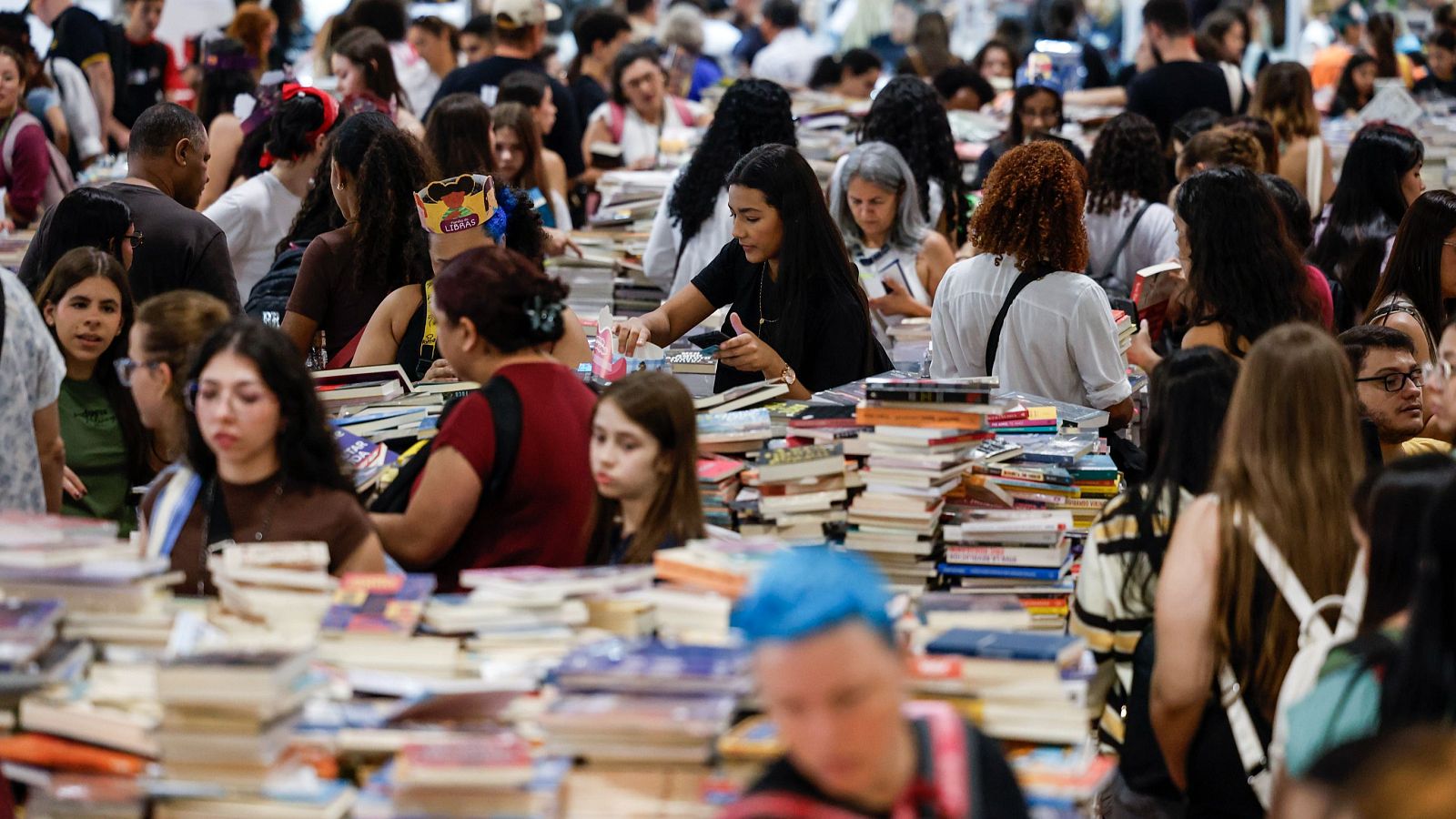 Personas consultan libros en una feria