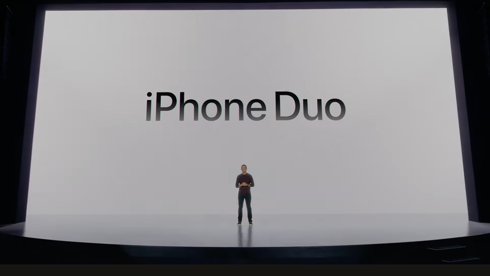 John Ternus, CEO de Apple, presentando el iPhone Duo