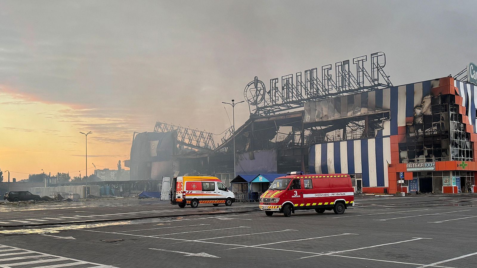 Bomberos extinguen un incendio en el hipermercado Epicentr, alcanzado por un ataque con drones rusos el 5 de septiembre de 2026 en Mykolaiv, Ucrania