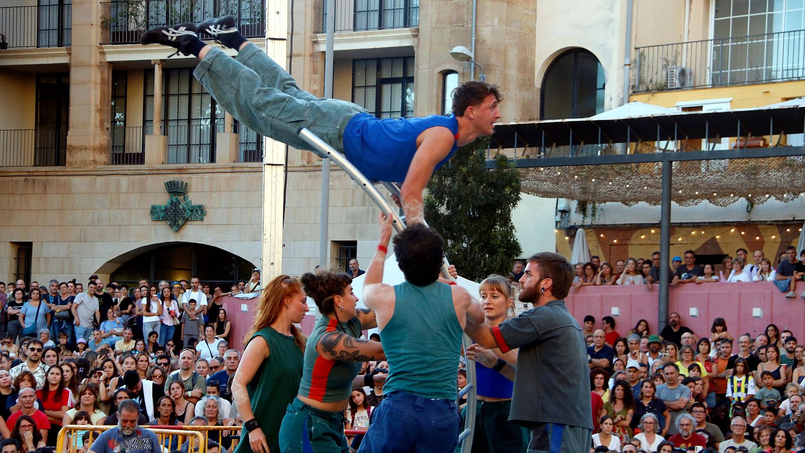 'Beyond' de Circumstances, a la plaça de les Nacions, a Fira Tàrrega 2025