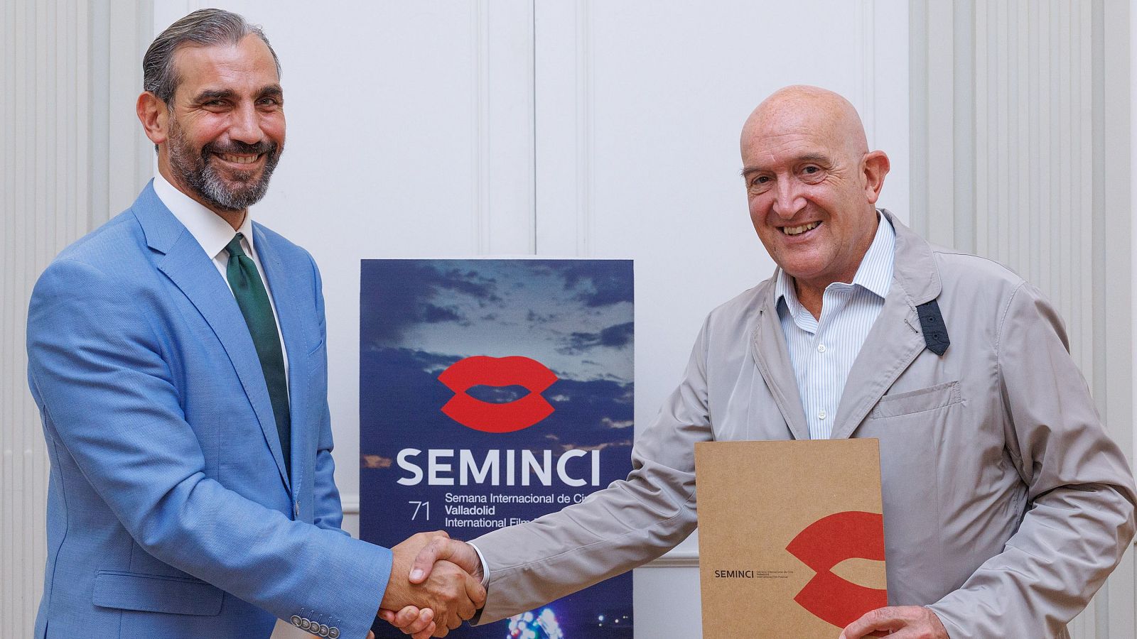 Eduardo Fernández Palomares, director de Servicios Corporativos de RTVE, y Jesús Julio Carnero, alcalde de Valladolid