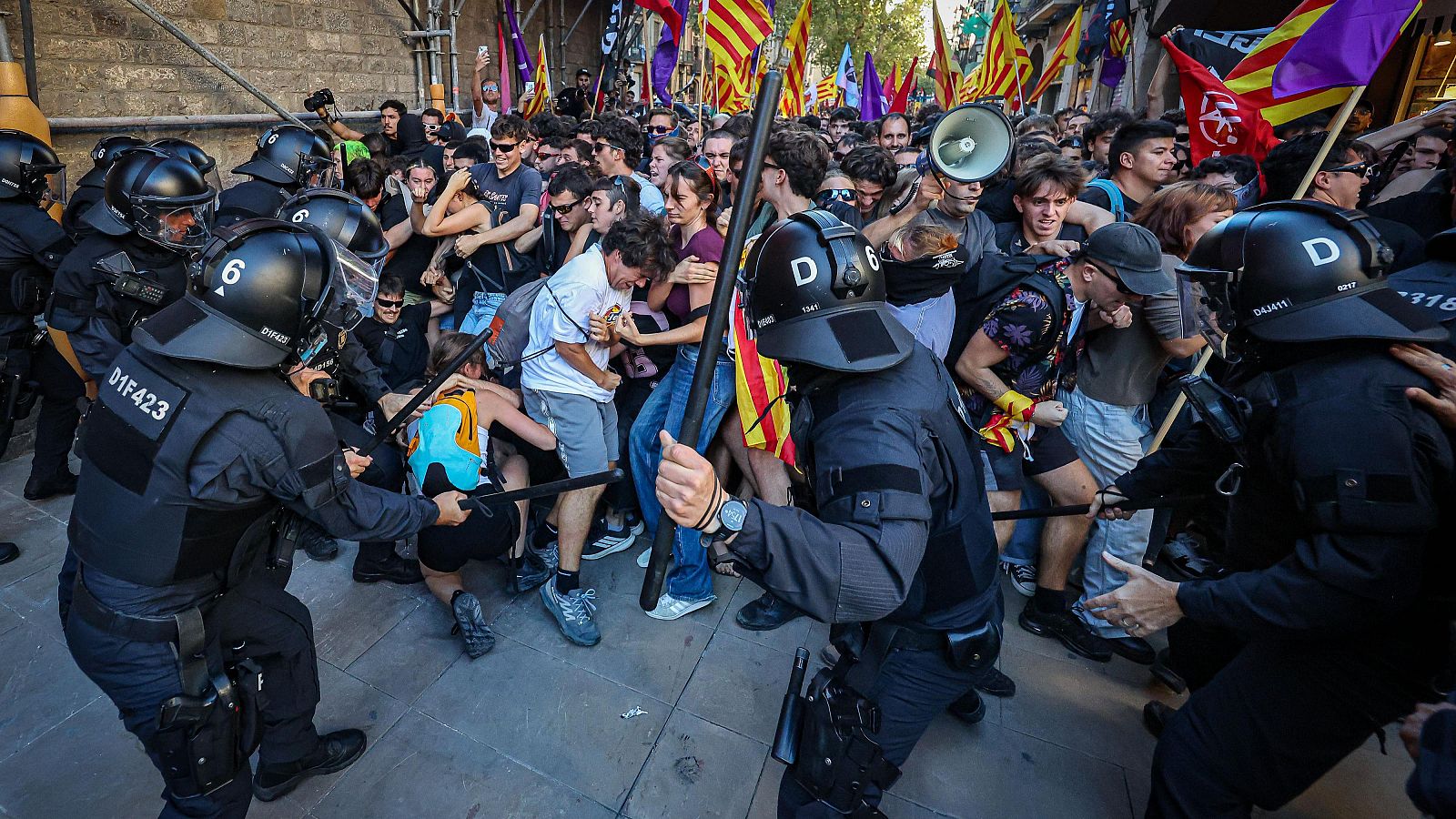 Antiavalots dels Mossos d'Esquadra colpegen amb les porres membres de l'esquerra independentista prop del Fossar de les Moreres