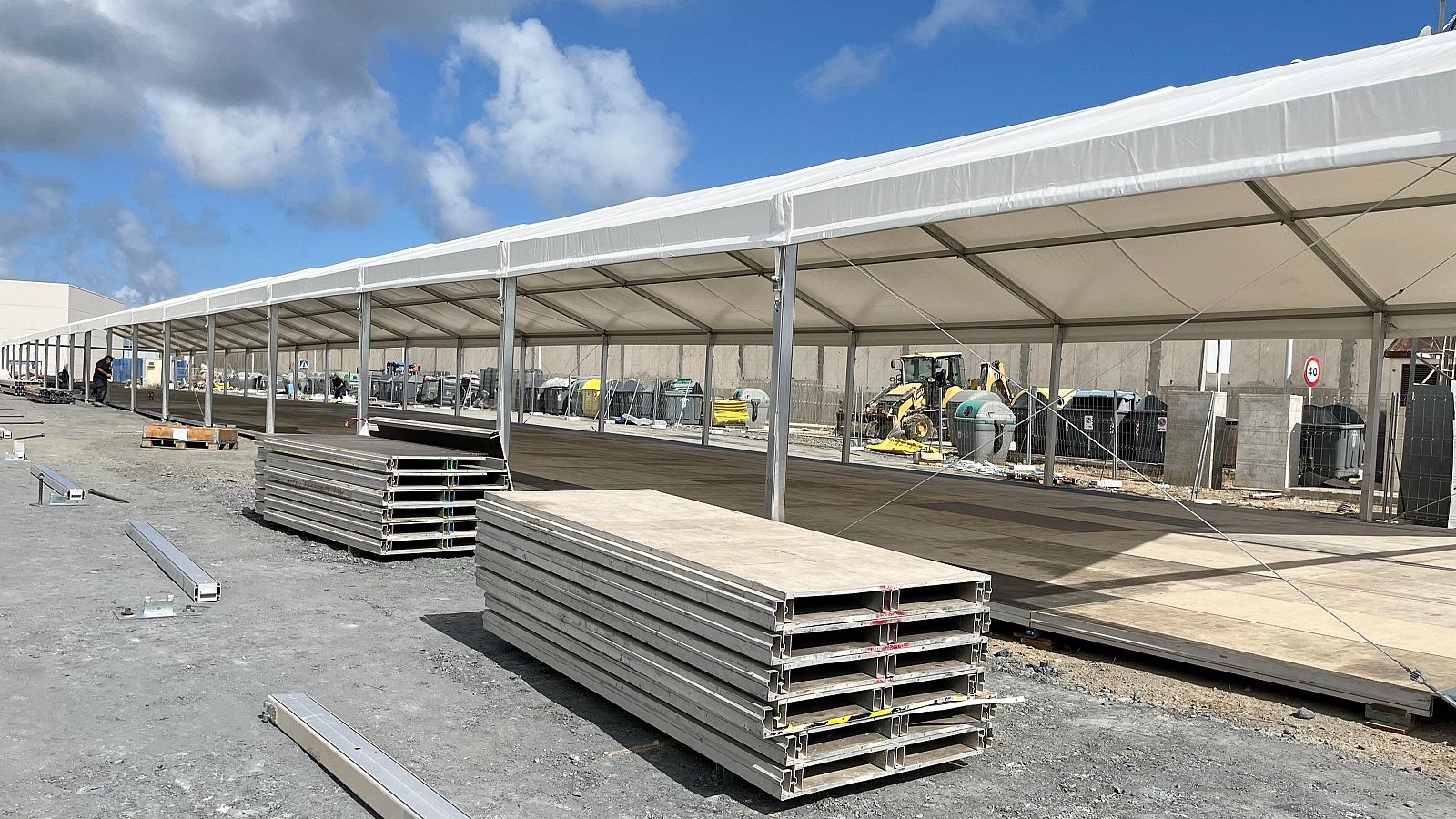 Ceuta: operarios preparan una carpa en el puerto de Ceuta que tendrá una capacidad para alojar a mil migrantes
