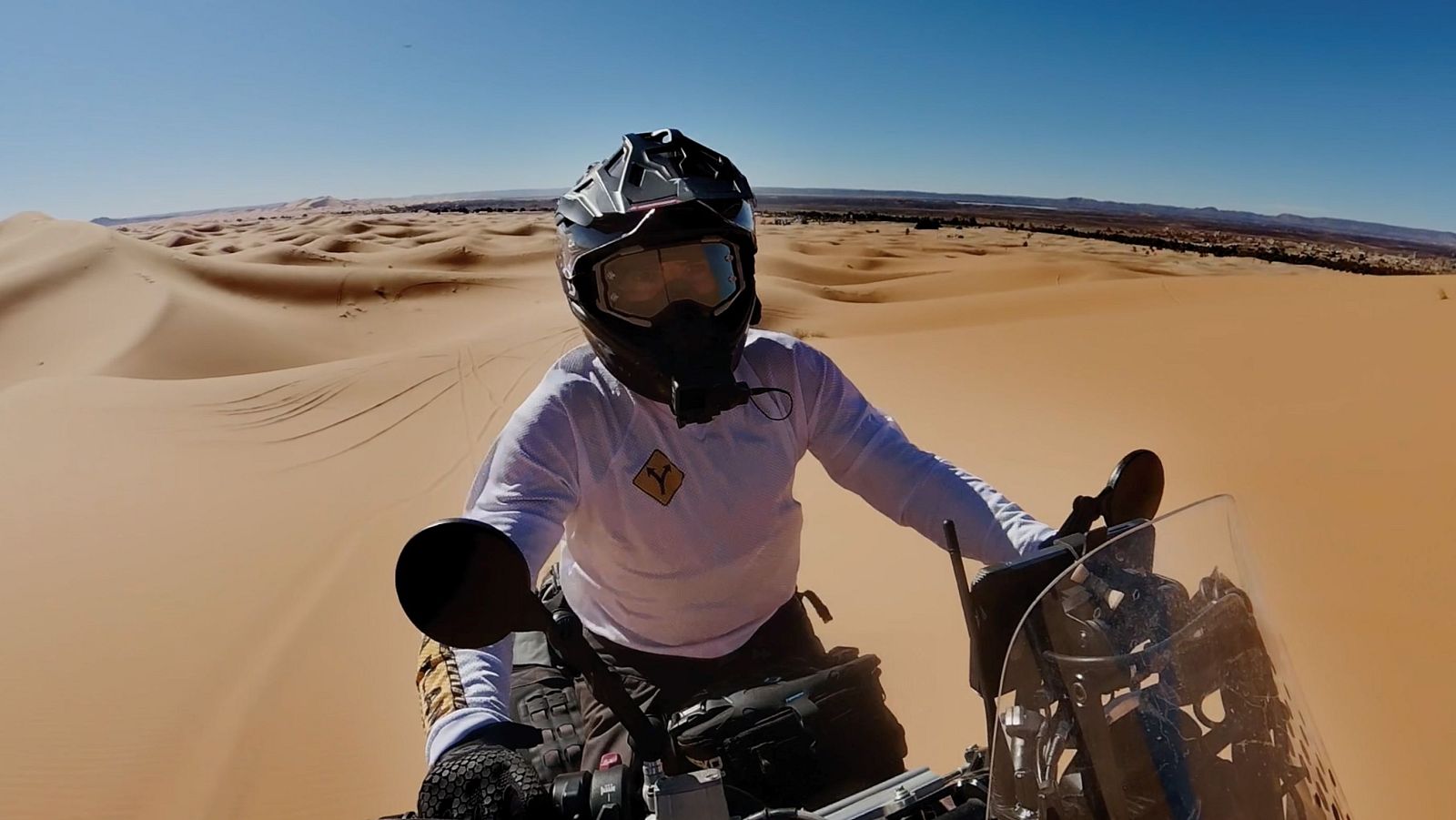 Charly Sinewan, a bordo de su moto, en 'Sin plan'
