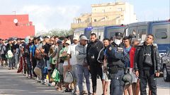 La Policía traslada a 864 migrantes de Loma Colmenar al nuevo centro de acogida de Los Rosales,  en Ceuta