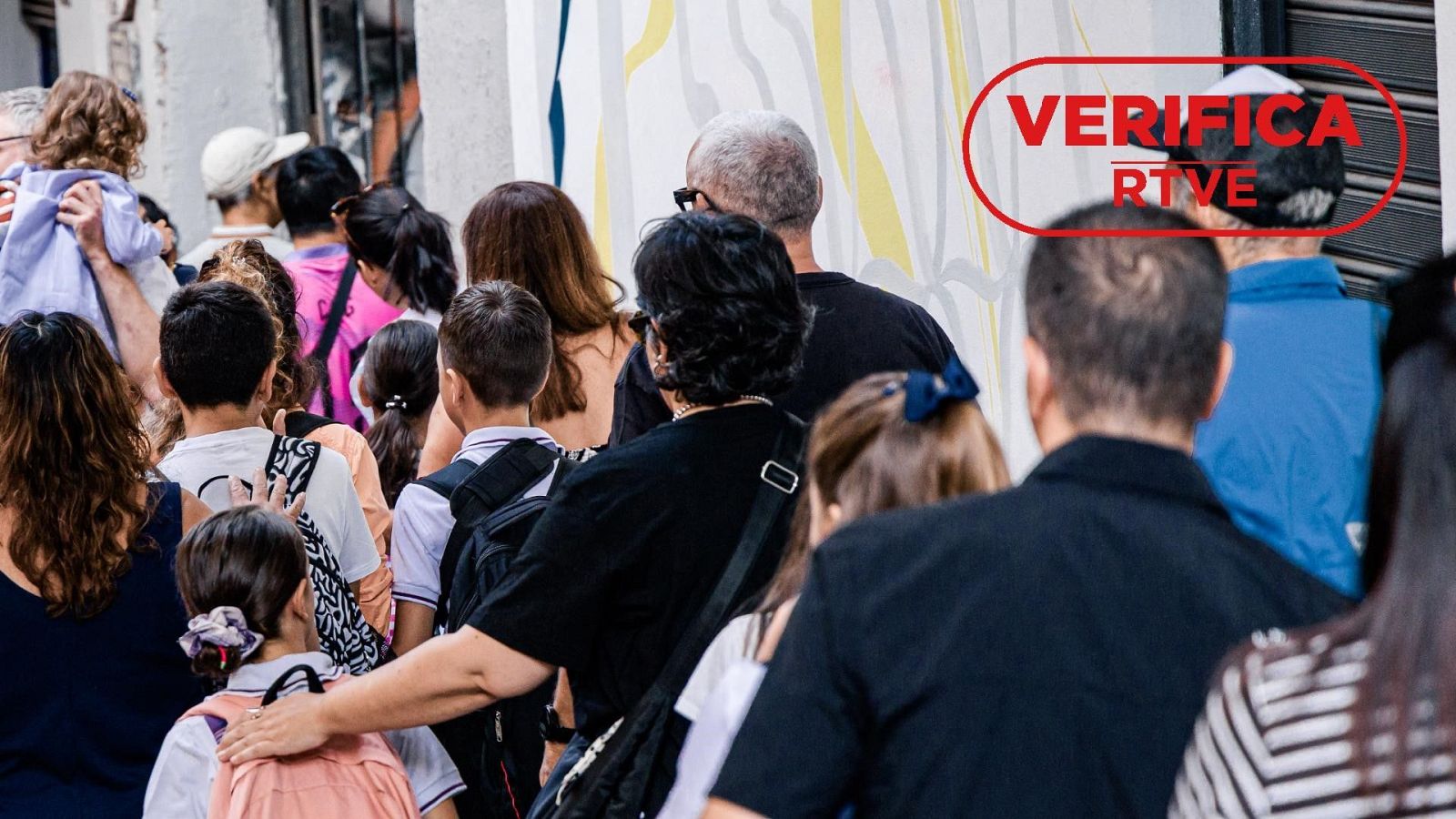 Niños de camino a la escuela el 7 de septiembre en la entrada de un colegio en España