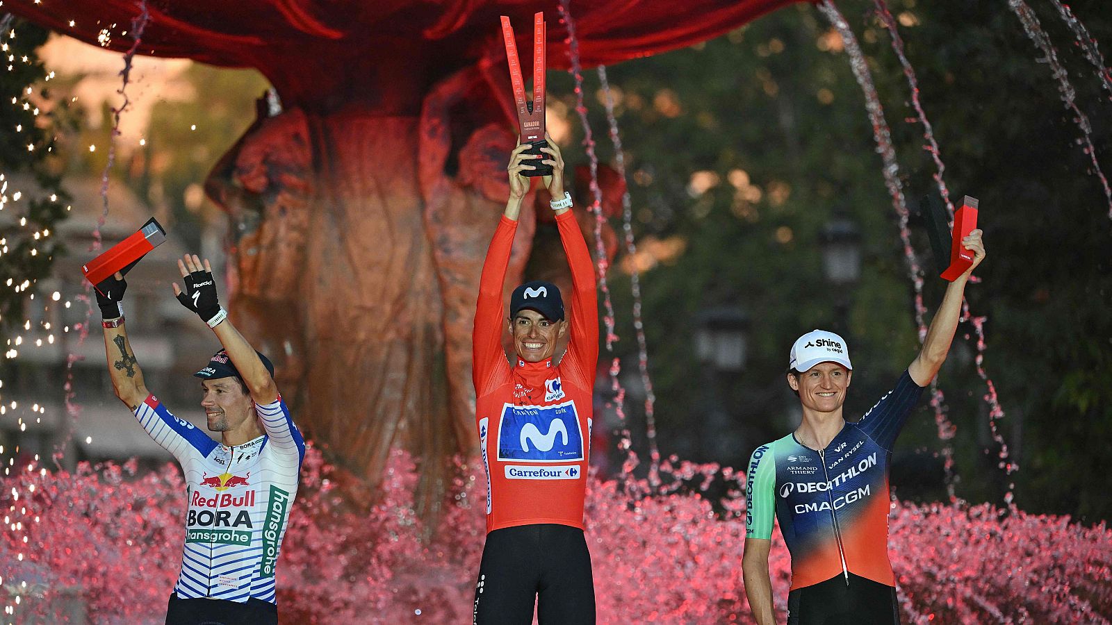 Enric Mas en el podio de la Vuelta a España 2026 con Primoz Roglic y Felix Gall