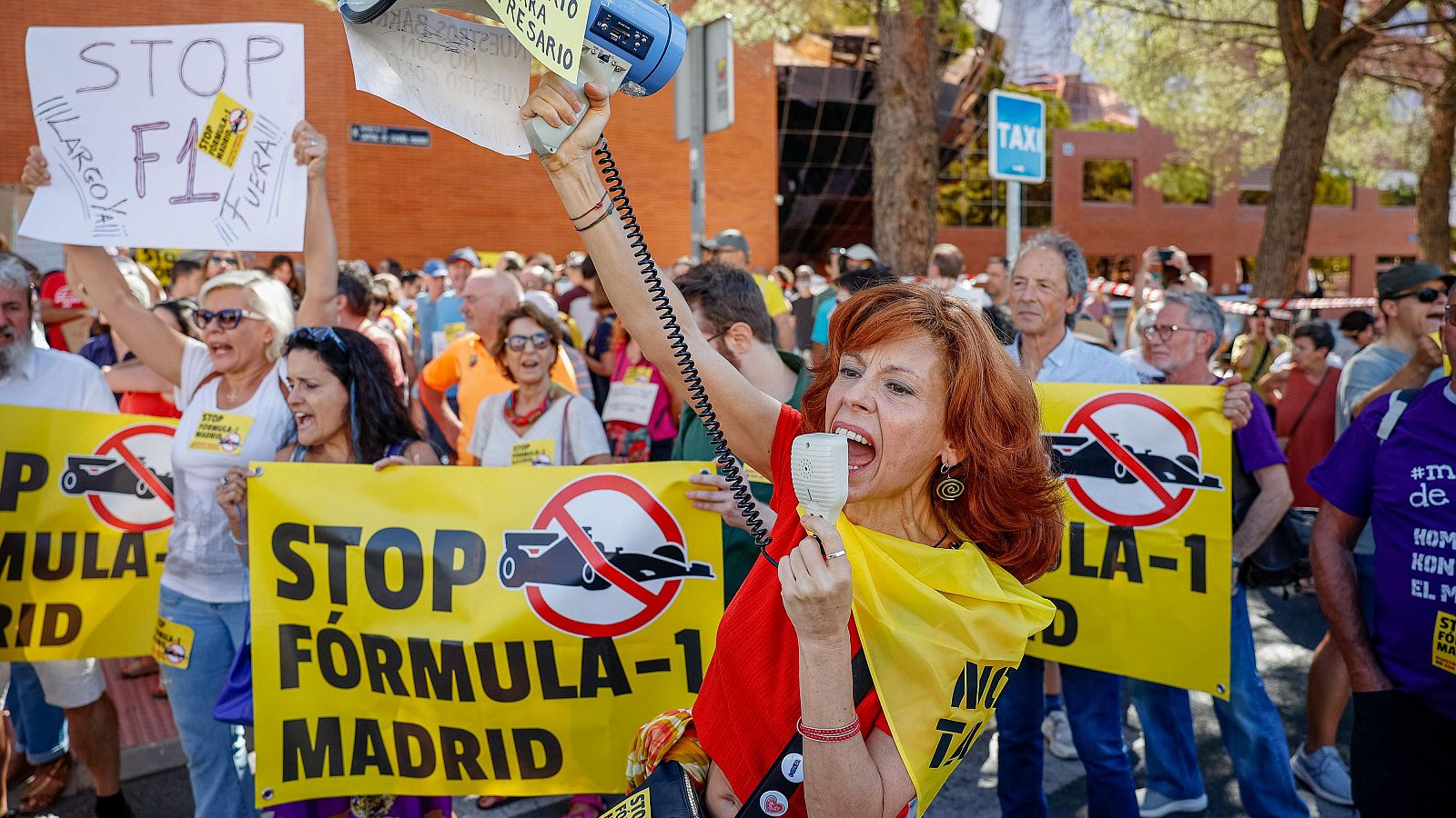 Vecinos de Hortaleza protestan contra el "despilfarro" de la Fórmula 1 en Madrid y los "recortes" en servicios públicos