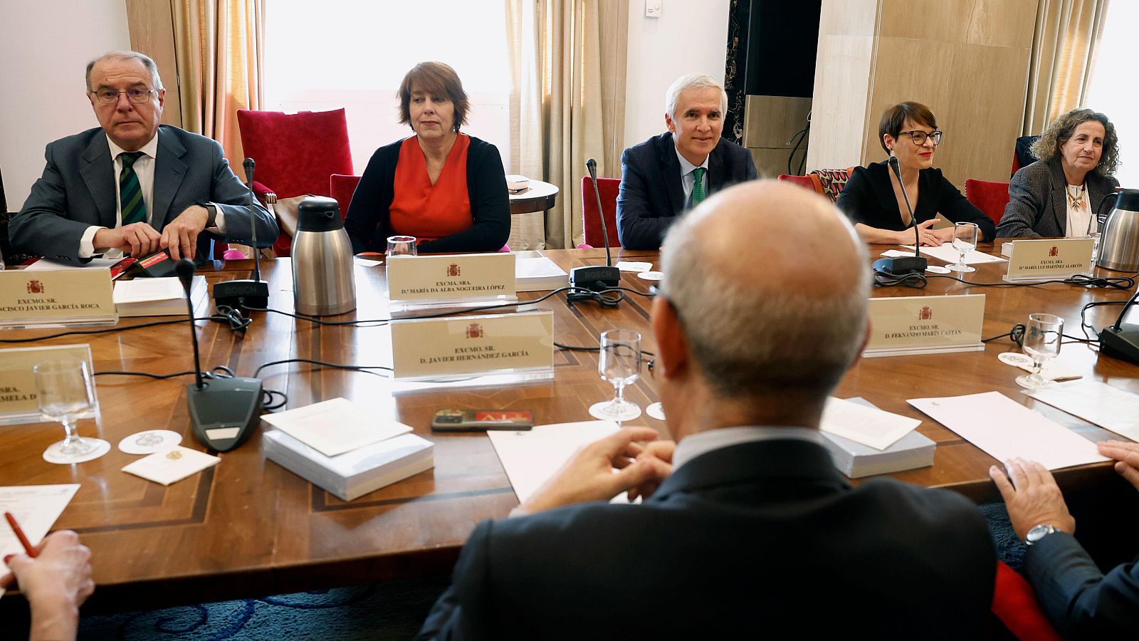 El catedrático de Derecho Constitucional Francisco Javier García Roca, y la catedrática en Derecho Administrativo María da Alba Nogueira López durante la sesión constitutiva de la Junta Electoral Central en el Congreso