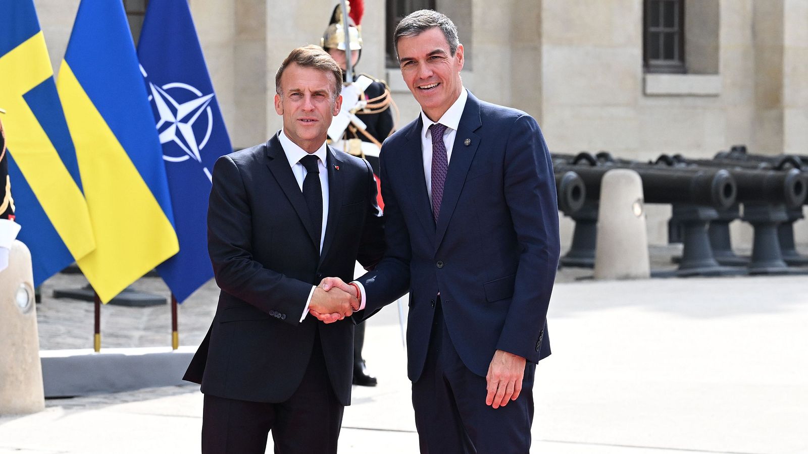El presidente del Gobierno, Pedro Sánchez, saluda al presidente de Francia, Emmanuel Macron, en París, en julio de 2026
