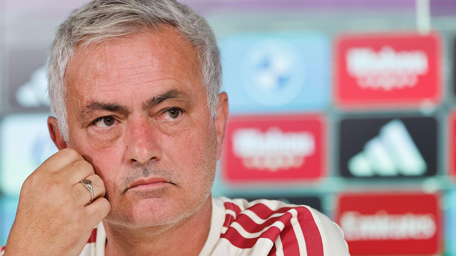 El entrenador de Real Madrid, José Mourinho, ofrece una ureda de prensa en Madrid, este lunes, con motivo del entrenamiento del equipo en la ciudad deportiva de Valdevebas